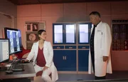 Dr. Maria Weber (Annett Renneberg) diagnostiziert bei einer Patientin einen für ihr Alter völlig untypischen Mesenterialinfarkt. Da dieser hochgradig lebensgefährlich ist, müssen Maria und Dr. Roland Heilmann (Thomas Rühmann) sofort operieren.
