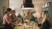 Hilma (Alba August) spricht mit Freundinnen auf ihrer Party über Sexualität.