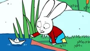 Vorsichtig lässt Simon das Faltboot auf dem Teich zu Wasser.