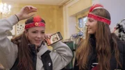 Jojo und Alma haben Spaß im Kostümverleih.