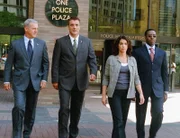 V.l.: Captain Deakins (Jamey Sheridan), Detective Logan (Chris Noth), Carolyn (Annabella Sciorra) und Carver (Courtney B. Vance) ermitteln im Fall eines toten Lebensmittelkontrolleurs.