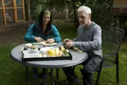 Anna und Lothar machen Frühstück für die Eichhörnchen: Nüsse und Gemüse.