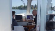 Michael Schubert (links) vom Bayerischen Landesamt für Landwirtschaft ist Spezialist für die Fischerei in Seen. Er berichtet Karsten Schwanke vom Fischbestand im Bodensee und mit welchen modernen Methoden er ermittelt wird.