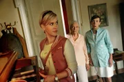 Klara (Wolke Hegenbarth, links) steckt ihre Nase in fremde Schubladen und wird dabei von den Schwestern Trude (Eva-Maria Kurz, rechts) und Hertha Beck (Maria Mägdefrau) überrascht.
