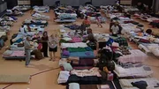 Gestrandete Einwohner von New Orleans versammeln sich während des Hurrikans Katrina in einem Schutzraum. (KTVT-TV)