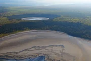 Die Kraterseen entstehen durch aufsteigenden Dampf und vulkanische Gase. Dadurch sammeln sich Regen und Grundwasser im Krater an.