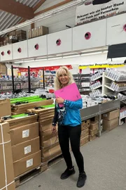 Noch-Schwiegermutter Monika arbeitet weiterhin in Walzers Schnäppchenmarkt.