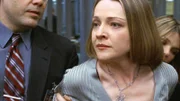 Detective Robert Goren (Vincent D'Onofrio) und Detective Alexandra Eames (Kathryn Erbe, r.) verdächtigen Colleen Dexler (Katie MacNichol, M.) des Mordes aus Eifersucht.