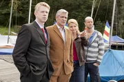 Wird Danni (Annette Frier, 2.v.r.) es schaffen und Segellehrer Jürgen Zimmermann (Benjamin Morik, r.), Betreuer Ra Lindner (Thomas Morris, l.) und den Richter (Dietrich Adam, 2.v.l.) davon überzeugen können, dass ihre Mandanten den Segelturn schaffen können?; Wird Danni (Annette Frier, 2.v.r.) es schaffen und Segellehrer Jürgen Zimmermann (Benjamin Morik, r.), Betreuer Ra Lindner (Thomas Morris, l.) und den Richter (Dietrich Adam, 2.v.l.) davon überzeugen können, dass ihre Mandanten den Segelturn schaffen können?