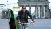 Walter (Katy Karrenbauer) verfolgt mit einer Rikscha 'Möhrchen' durch ganz Berlin, um ihr zu erklären, dass sie von Jutta Adler persönlich einen Freigang genehmigt bekommen hat und nicht geflohen ist.