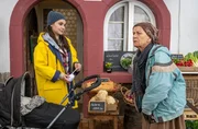 Lioba (Lisbeth Felder, re.) findet es viel zu gefährlich, dass Jenny (Julia Obst) Matteo in seinem Kinderwagen alleine vor dem Hofladen stehen lässt. Was da alles passieren kann!