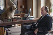 Trauer um Ehrenberg: Hund Teddy verteidigt den Schreibtisch seines Herrchens gegen Markus Gellert (Herbert Knaup, r.).