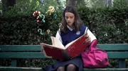 Mia (Rosabell Laurenti Sellers) ist nicht gerade begeistert von ihrem neuen Internat. Da kommt das Geschenk ihrer Eltern genau richtig - ihr längst vergessenes Lieblingskinderbuch und ein merkwürdiger Armreif.