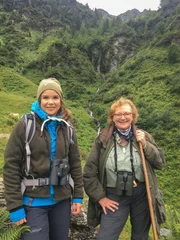 Mit der "Gams-Christl" (rechts) sucht Anna einen Gamskindergarten in den Bergen. So heißen die Gruppen der Kitze. Mit der "Gams-Christl" (rechts) sucht Anna einen Gamskindergarten in den Bergen. So heißen die Gruppen der Kitze.