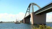 L&auml;ngst ein Wahrzeichen der Insel und zudem denkmalgesch&uuml;tzt: Die Fehmarnsundbr&uuml;cke. Ab hier beginnt f&uuml;r viele schon der Inselurlaub.