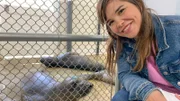 Anna und der See-Elefantenwelpe "Rocket" in der Auffangstation