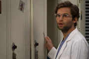 Dr. Levi Schmitt (Jake Borelli)