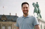 Reporter Sven Kroll vor Schloss Amalienborg. Seine f&uuml;nft&auml;gige Reise in die d&auml;nische Hauptstadt darf 500 Euro kosten - Unterkunft, Verpflegung und Eintritte inklusive. Eine echte Herausforderung.