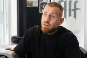 Reporter Spezial – Donat auf Achse Von Sexualbegleitung, Tattoos und Jodeln Folge 3 Tättowierer im _A641024_ Tättoo-Studio «Hell Rider Ink»