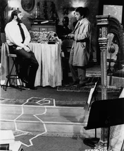 (v.li.): Theodore Bikel (Oliver), Peter Falk (Insp. Columbo).
