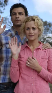 Jodi (Rachael Carpani) trifft eine schwierige Entscheidung. Sie will mit Matt (Jonathon Pasvolsky) gehen, der erneut mit Hilfe des Zeugenschutzprogramms untertaucht.