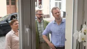Ladenbesitzer Uwe Freiberg (Raphael Schneider, M.) wird immer wieder von denselben Mädchen beklaut. Diesmal ist er einer jungen Ladendiebin gefolgt. Doch diese hat Zuflucht in einem Haus gefunden. Katrin Börensen (Claudia Schmutzler, l.) und Lars Pöhlmann (Dominic Boeer, r.), die zufällig in der Nähe sind, eilen dem aufgebrachten Mann zu Hilfe.