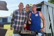 Christophs neue Nachbarn auf dem Campingplatz - Angrillen.