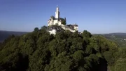 Die Bergfriede der mittelalterlichen Burgen waren sichtbare Machtsymbole der Burgherren.