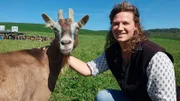 Mira Kuhlmann mit einer Thüringer Waldziege.