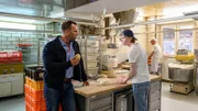 Luis Braun (Filip Schnack, M.) führt Kommissar Lars Pöhlmann (Dominic Boeer, l.) seine Backkünste vor. Mit seinen Anteilen an der Firma will er die Bäckerei auf bio umstellen. Doch seine Tante, die ebenfalls am Unternehmen beteiligt ist, sieht darin eine Gefahr: Für sich und die Firma. Es stellt sich die Frage: Wer hat das Sagen in der Großbäckerei? Dabei könnten beide von Peter Brauns Tod profitieren.
