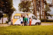 "Tietjen campt – der Roadtrip" mit: Axel Schulz, Pascal Hens, Bettina Tietjen, Isabel Varell, Leo Reisinger und Ariana Baborie (v. l. n. r.).