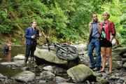 Beim morgendlichen Joggen an der Bode sieht Klara (Wolke Hegenbarth, r.) einen reglosen Körper im Wasser treiben. Sie verständigt Hauptkommissar Paul Kleinert (Felix Eitner, M.) und Jonas Wolter (Jan Niklas Berg, l.).