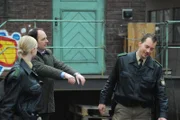 Hubert (Bernhard Ulrich) will beweisen, dass er kein Langweiler ist und möchte deshalb von der Polizei verhaftet werden.