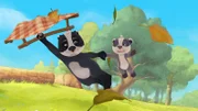 Luis und seine Schwester Emmie fliegen mit seinem selbstgebauten Flügel durch die Luft.