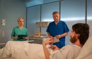 Dr. Kathrin Globisch (Andrea Kathrin Loewig, li.) und Dr. Roland Heilmann (Thomas Rühmann, mi.) behandeln Juri Waller (Maximilian Klas, re.). Juri ist beim Tauchen verunglückt. Die beiden Ärzte haben keine guten Nachrichten für den angehenden Unterwasserarchäologen.