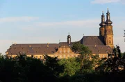 Die malerische Kulisse von Kloster Banz bei Bad Staffelstein, stimmgewaltige Sängerinnen und Sänger auf der Bühne und tausende begeisterte Fans beim Picknick auf der Klosterwiese – all das steht für „Lieder auf Banz“. Das BR Fernsehen zeigt eine zweistündige Zusammenfassung des größten Festivals deutschsprachiger Liedermacher. Bild: Kloster Banz in Bad Staffelstein.