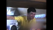 Alisias Vater hat während des Bosnien-Kriegs Videos für sie aufgenommen, die den Alltag und die Ängste und Hoffnungen der Menschen in Srebrenica beschreiben.