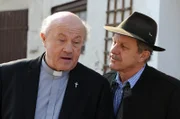 Bürgermeister Schattenhofer und Pfarrer Kurz kennen sich von früher. Von links: Pfarrer Kurz (Hans Stadlbauer) und Lorenz Schattenhofer (Werner Rom).
