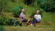 Josef Epp mit seiner Partnerin Sigrid Losert im gemeinsamen Garten.