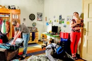 Luca (Luis Kain) hat ein Muttertagsgeschenk vorbereitet. Magda (Verena Altenberger) ist gerührt.