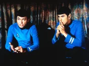 Die Crew von Captain Kirk ist auf dem Planeten Capella IV in einen Hinterhalt geraten und wurde gefangen genommen. Dr. McCoy (DeForest Kelley, l.) und Mr. Spock (Leonard Nimoy, r.) beraten sich über Fluchtmöglichkeiten...