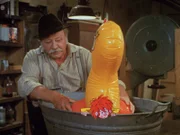 Pumuckl beobachtet im Spielzeugladen, wie ein Kunde eine Plastikente für seinen Sohn kauft. Natürlich will der Kobold nun auch so ein Spielzeug. Meister Eder lässt sich breitschlagen, aber die Schwimmübungen der Ente in der Wanne stellen Pumuckl nicht zufrieden, das Tierchen muss raus.