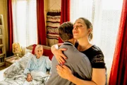 Luca (Luis Kain) verabschiedet sich von Magda (Verena Altenberger, r.) und Waltraud (Hedi Kriegeskotte) in sein Auslandsjahr. Er bekommt von Waltraut noch ein Abschiedsgeschenk.