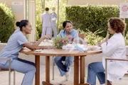 (v.li.): Tracee Ellis Ross (Rainbow ‚Bow‘ Johnson), Parminder Nagra (Dr. Smith), Judy Reyes (Dr. Paul).