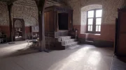 Himmelbetten, wie dieses auf Burg Eltz, waren ein technologischer Fortschritt auf den schwer zu heizenden Burgen. Geschlossene Vorhänge hielten die Wärme oberhalb der Liegefläche.