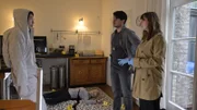 Spurensicherer Thomas Brandner (Yung Ngo, l.) geht am Tatort von einem Einbruch aus und weist Luna Kunath (Caroline Erikson) und Samir Amari (Skandar Amini, M.) auf Fußabdrücke im Blut hin.