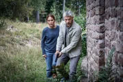 Nora (Alexandra Rapaport) ist froh, dass ihr Alexander (Nicolai Cleve Broch) rechtzeitig zur Hilfe geeilt ist.