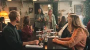 Beim Essen mit Freunden erfahren Hilma (Alba August) und Ola (Björn Gustafsson), dass ihre lesbischen Freundinnen schwanger sind.
