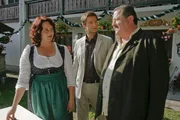 Kann Maria "Mitzi" Reitmann (Marion Mathoi) den Kommissaren Sven Hansen (Igor Jeftic, m.) und Korbinian Hofer (Joseph Hannesschläger, r.) wichtige Informationen geben?