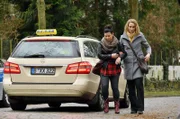 ARD DIE HEILAND - WIR SIND ANWALT, II. Staffel (6 neue Folgen), Folge 11 "Die Witwe und das Bild", am Dienstag (26.05.20), um 20.15 Uhr im Ersten. Die blinde Anwältin Romy Heiland (Christina Athenstädt, r.) und ihre Assistentin Ada Holländer (Anna Fischer, l.) scheuen keinen Weg, um ihren Mandanten zu helfen. © ARD/Hardy Spitz - honorarfrei, Verwendung gemäß der AGB im engen inhaltlichen, redaktionellen Zusammenhang mit genannter ARD-Sendung bei Nennung: "Bild: ARD/Hardy Spitz" (S2). ARD Programmdirektion/Bildredaktion, Tel. 089/590023879, mail bildredaktion@daserste.de